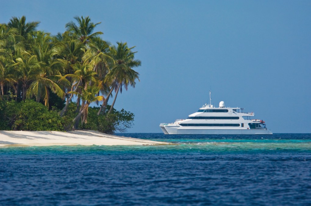 El yate de lujo del Four Seasons te ofrece la mejor experiencia de crucero en Las Maldivas