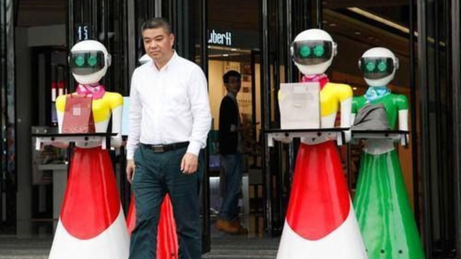 ¡De Locura! Magnate Chino Sale De Compras Acompañado De 8 Sirvientes Robots
