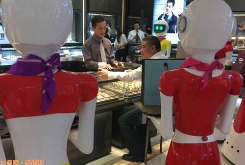 Magnate Chino Sale De Compras Acompañado De 8 Sirvientes Robots