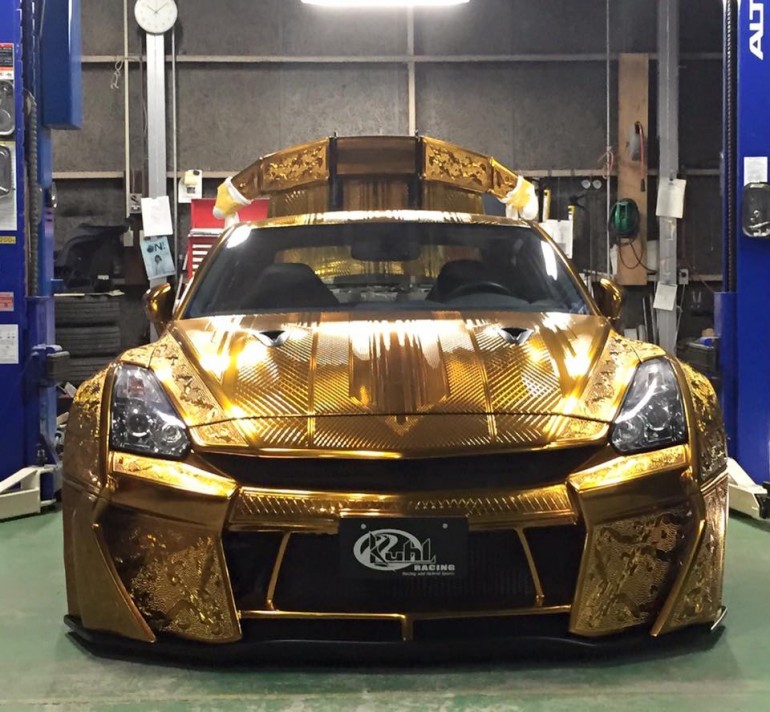 Este Opulento Nissan GTR Bañado En Oro De $1 Millón Se Robó El Show En Dubái