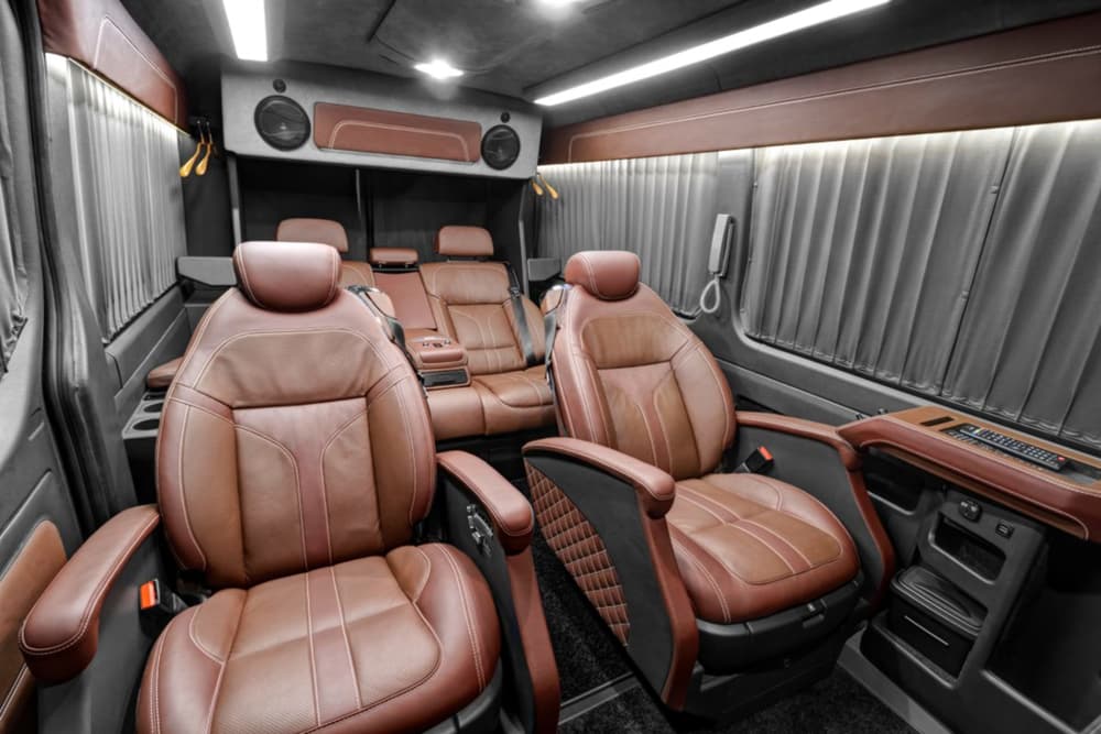 Tuner Ruso, REDLINE Engineering, Convierte Una "Mercedes V-Class" Y Una "Sprinter" En Lujosas Oficinas Móviles