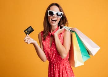 Mujer de compra con una tarjeta de crédito