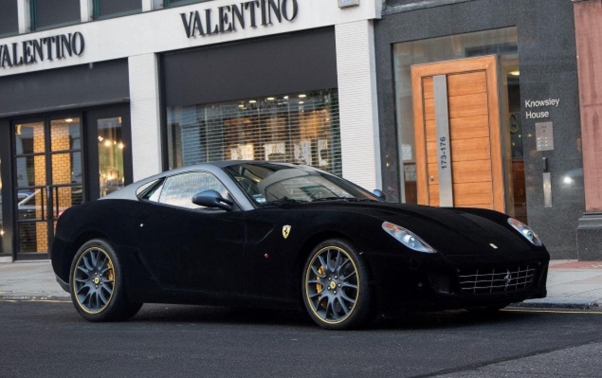 Londres Se Enloquece Con Este Hermoso Ferrari 559 Forrado ¡En Terciopelo Negro!