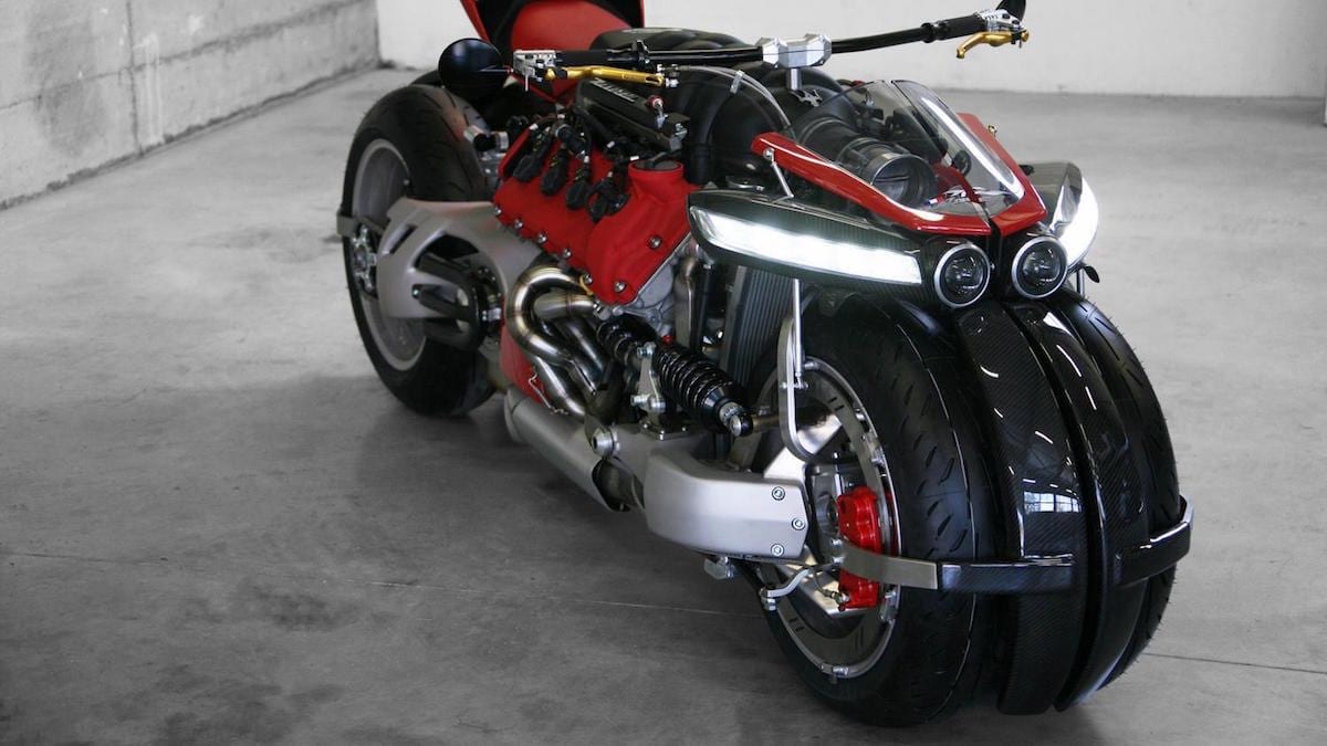 LM 847: VEA esta poderosa motocilceta de 4-Ruedas y alimentada por un motor Maserati-V8 ¡por las calles!