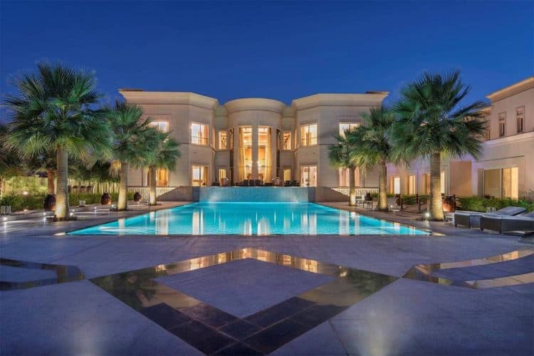 Ponen a la venta, este majestuoso palacio árabe de 24.700 pies cuadrados en Dubái, EAU
