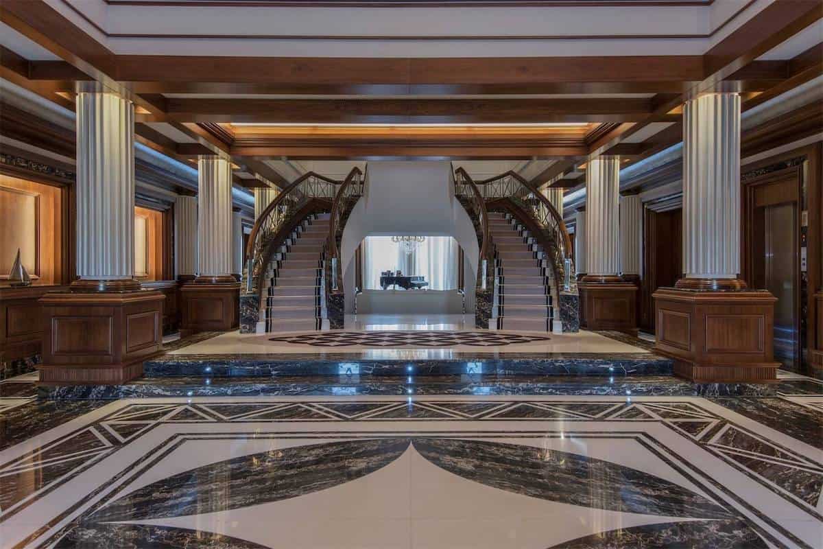 Ponen a la venta, este majestuoso palacio árabe de 24.700 pies cuadrados en Dubái, EAU