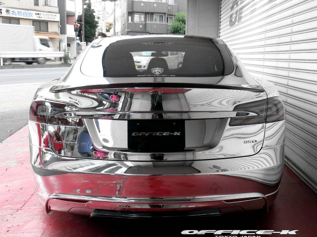 Tesla Modelo S recibe envoltura de cromo por Office-K
