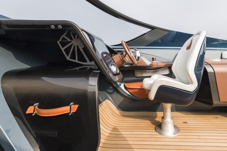 Aston Martin debuta en la industria náutica con su primera lancha de lujo, la AM37