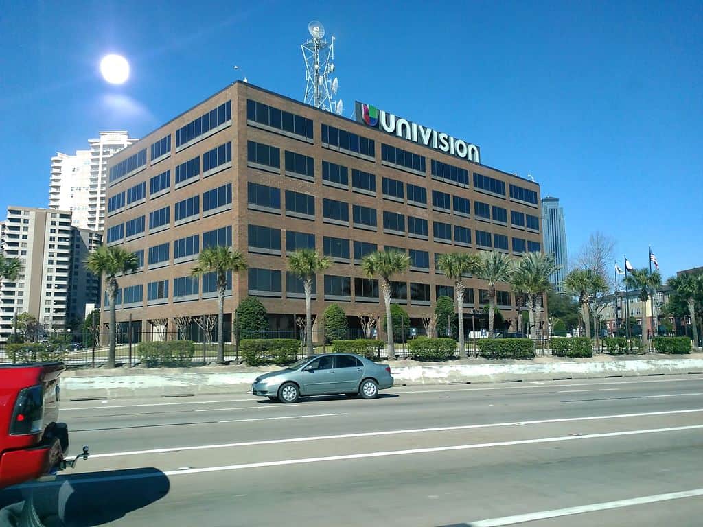 Edificio de Univision en Houston, Texas. Foto por WhisperToMe, via Wikimedia Commons