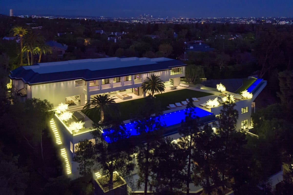 El multimillonario dueño de los Detroit Pistons de la NBA compró esta preciosa mansión en Los Ángeles por $100 MILLONES