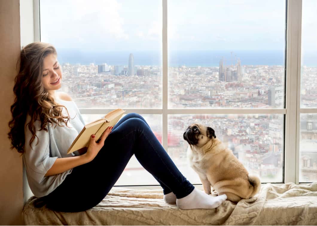 Mujer con su perro en su piso de lujo en Barcelona.