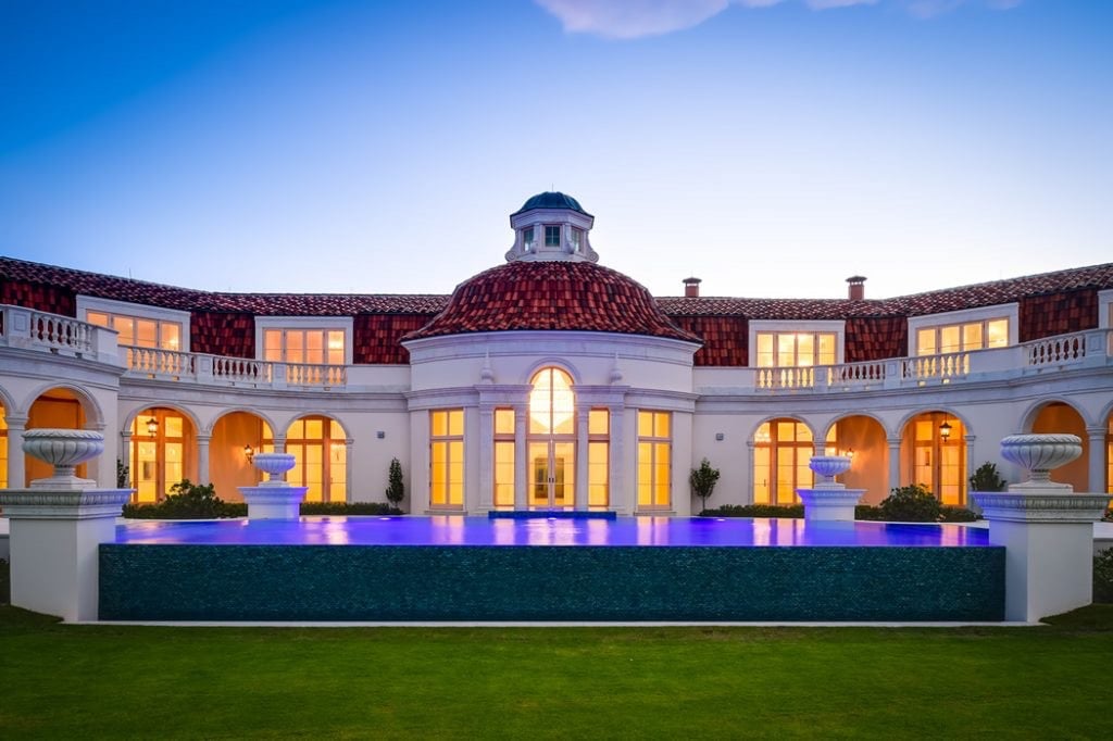 ¡Esta fascinante Villa en Palm Beach es una ganga! A la venta por SOLO $74.5 millones