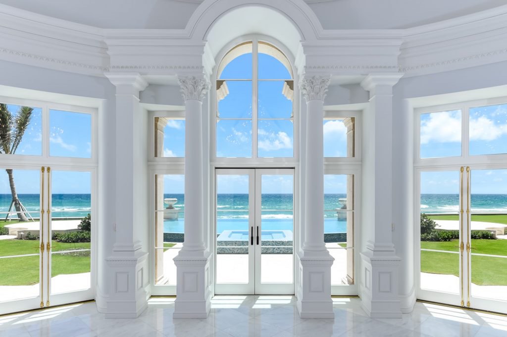 ¡Esta fascinante Villa en Palm Beach es una ganga! A la venta por SOLO $74.5 millones