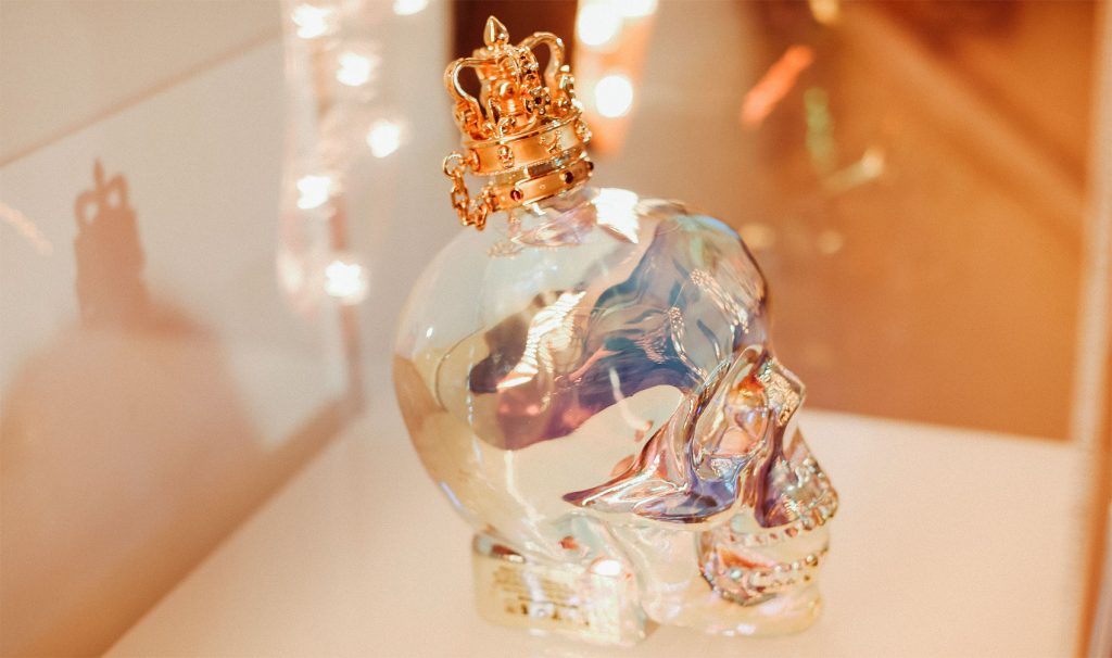 ¡De Terror! El Crystal Head Vodka Aurora Magnum con una tapa en forma de corona de oro y piedras preciosas