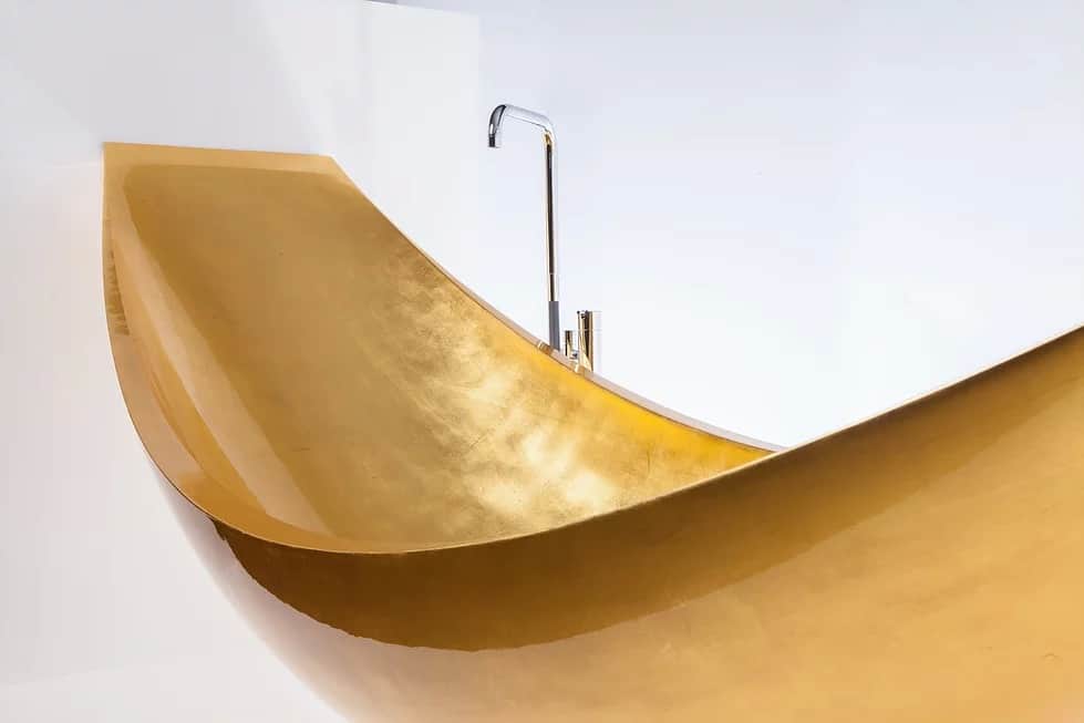 Ahora puedes ordenar la bañera Gold Vessel Hammock de Splinter Works en oro de 24 quilates