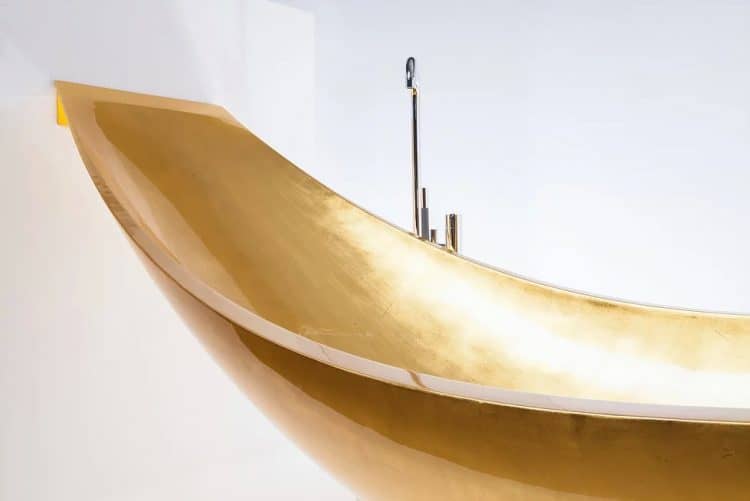 Ahora puedes ordenar la bañera Gold Vessel Hammock de Splinter Works en oro de 24 quilates