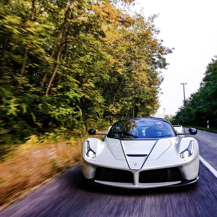 Qué hermoso luce este súper coche en color blanco que recibió un coleccionista