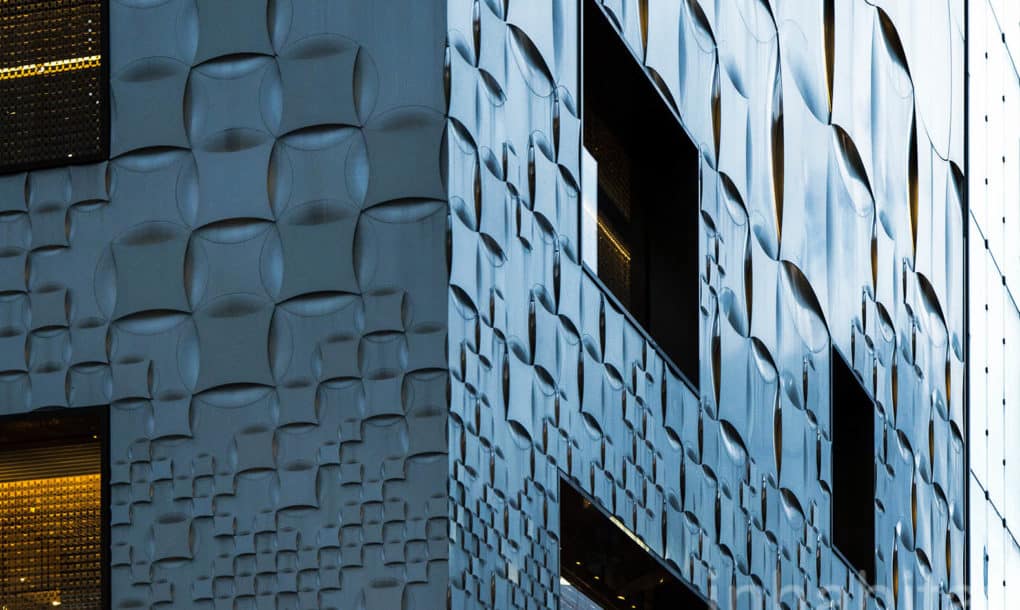 Fachada high-tech en la nueva tienda de Louis Vuitton en Tokio diseñada por Aoki Jun