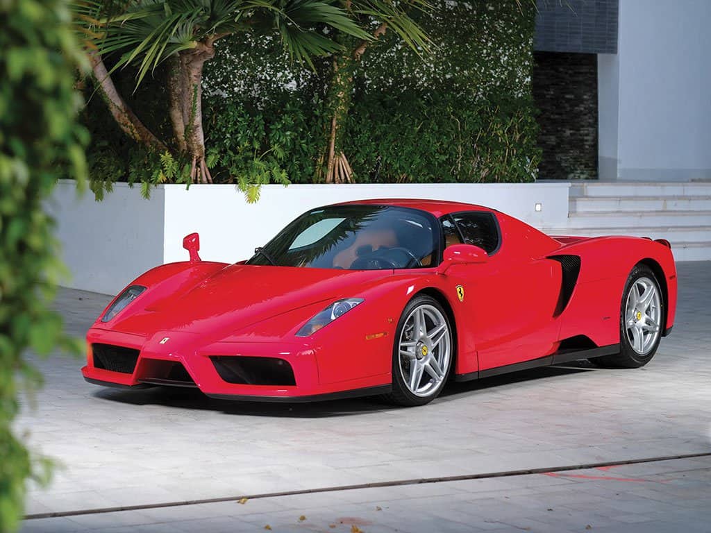 Diseñador de moda Tommy Hilfiger pone a la venta su Ferrari Enzo del 2003