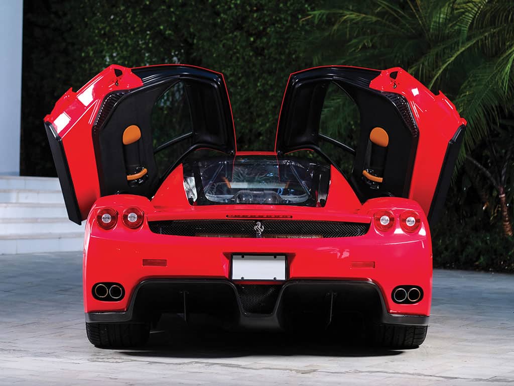 Diseñador de moda Tommy Hilfiger pone a la venta su Ferrari Enzo del 2003