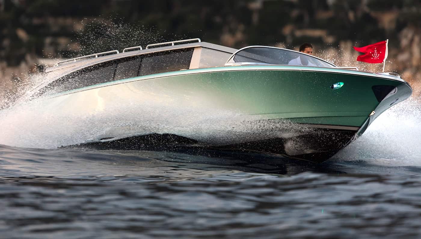 Esta lancha limusina de Hodgdon Yachts es puro lujo y elegancia – A la venta en $1.5 millones