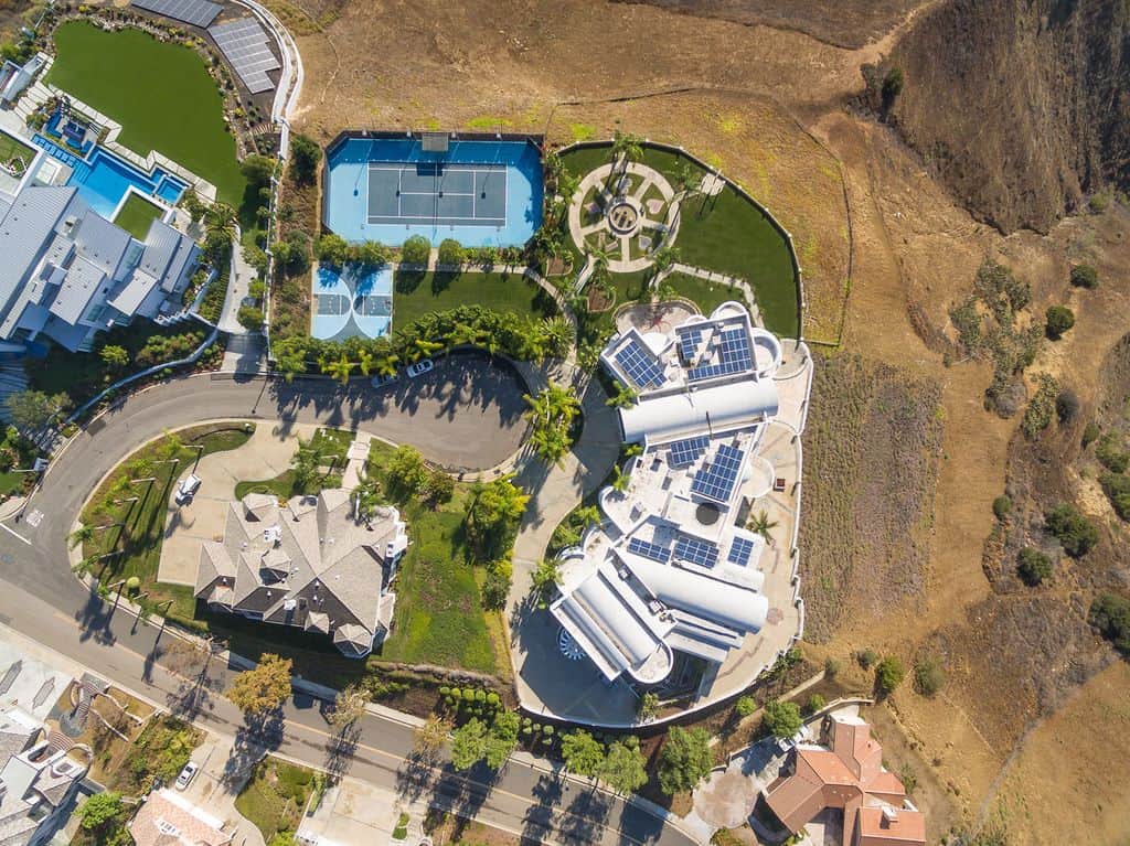 Moderna mega mansión en Yorba Linda, California está ahora a la venta por $18 millones