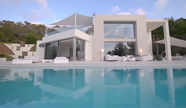 Qué increíble mansión en Ibiza; solo mira que hermosa es la piscina de borde infinito