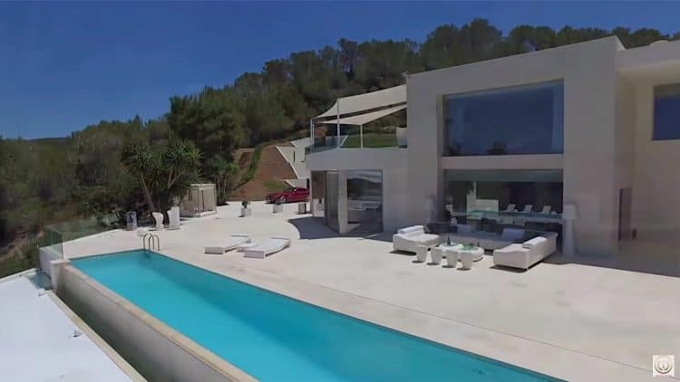 Qué increíble mansión en Ibiza; solo mira que hermosa es la piscina de borde infinito