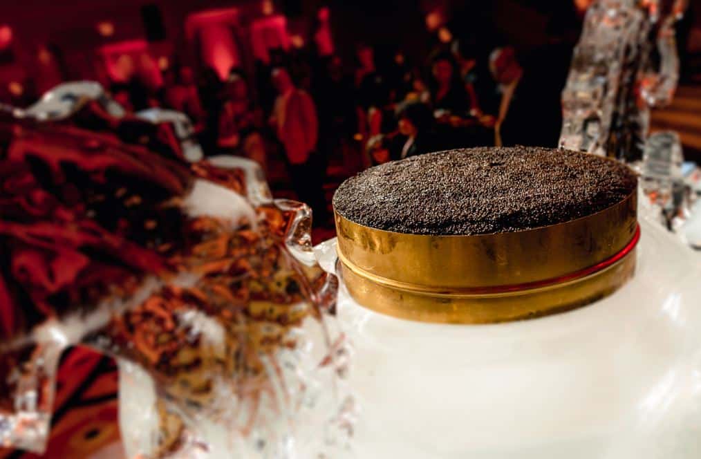Burj Al Arab y AmStur Caviar entran en el libro de los Récords Guinness por la lata de caviar más grande del mundo