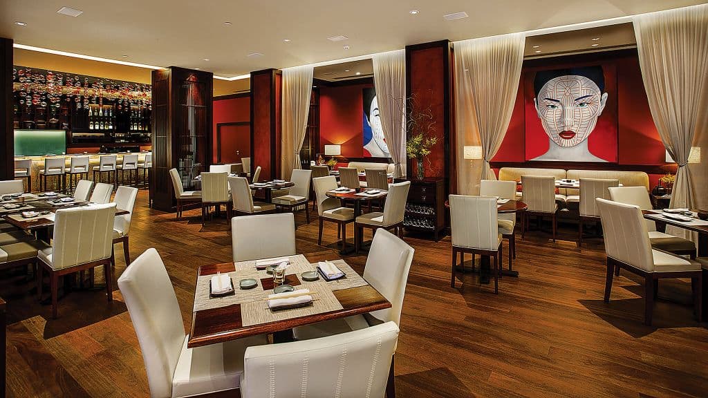 Cuando hablamos de experiencias culinarias únicas, Mee, un destino con una estrella Michelin, así como el sofisticado restaurante Hotel Cirpiani también están disponibles.