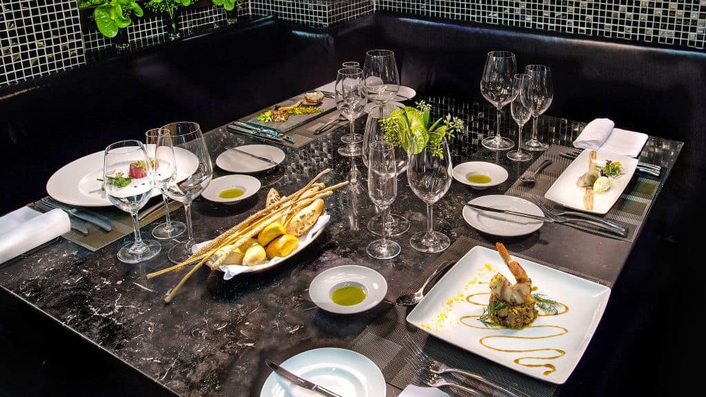 Cuando hablamos de experiencias culinarias únicas, Mee, un destino con una estrella Michelin, así como el sofisticado restaurante Hotel Cirpiani también están disponibles.