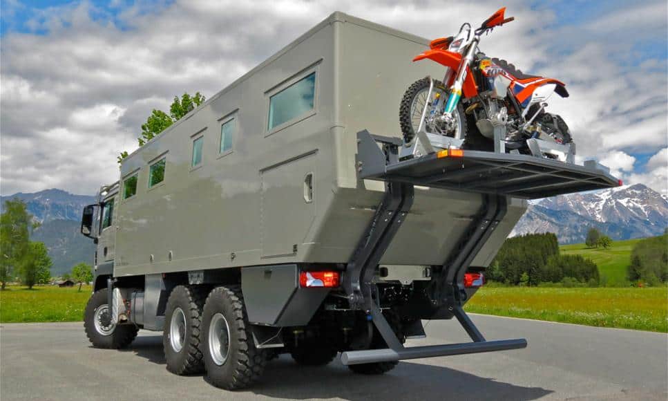 Con esta autocaravana de $765,000 podrás llegar hasta el fin del mundo y sobrevivir al apocalipsis zombi sin sufrir un rasguño