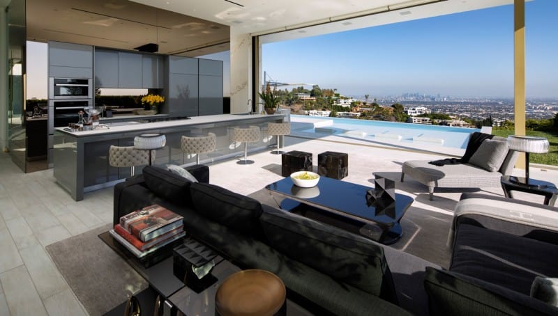 Opus: Con un precio de $100 MILLONES, esta opulenta mansión en Beverly Hills, California viene con 2 coches de ORO y $3 millones en obras de arte
