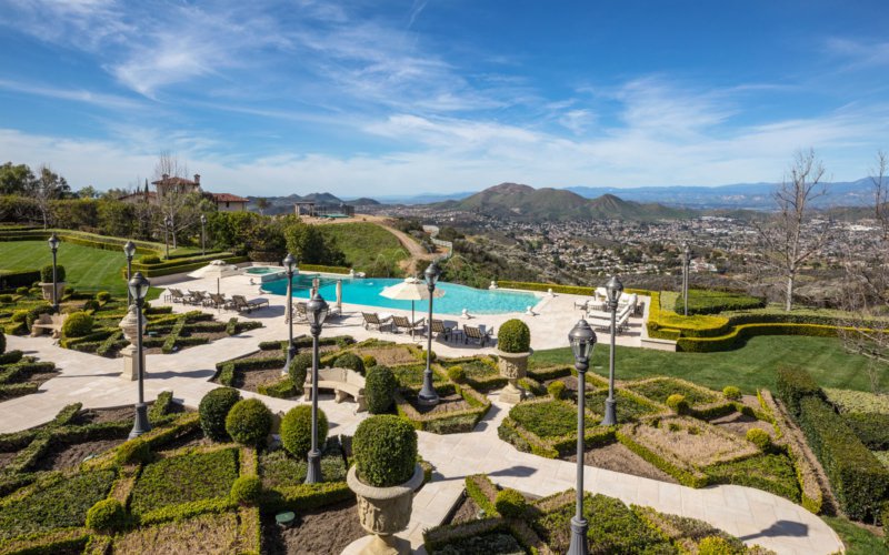 Hermosa mega propiedad estilo francés en Thousand Oaks, California esta a la venta por $18.9 millones