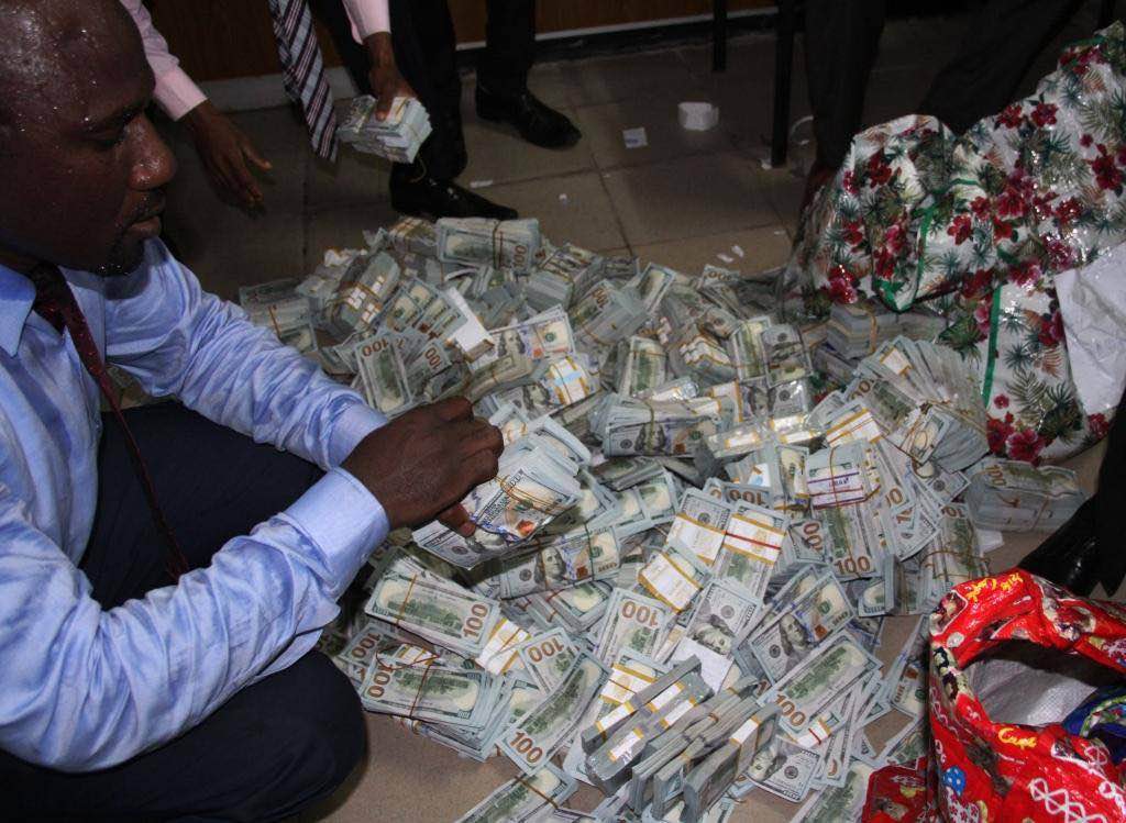 Unidad anti-corrupción de Nigeria encuentra $43 millones en efectivo dentro de un apartamento en Lagos