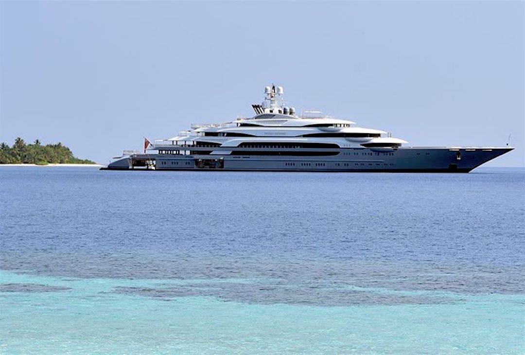 El gigantesco Ocean Victory de 140 metros fue visto en las Maldivas
