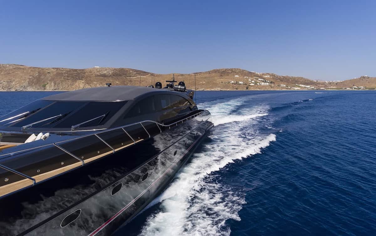 Descubre Grecia como nunca antes a bordo del super moderno mega yate SAINT