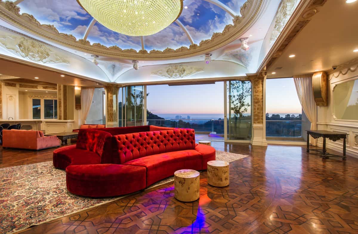 MEGA MANSIÓN en Beverly Hills con 12 habitaciones y un salón de entretenimiento para 1000 personas, a la venta por $129 MILLONES