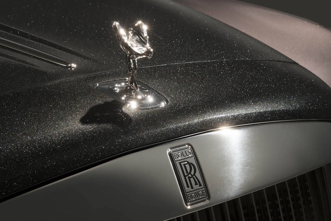 1.000 DIAMANTES fueron triturados para darle a este Rolls-Royce Ghost “Elegance” un super lujoso trabajo de pintura personalizado