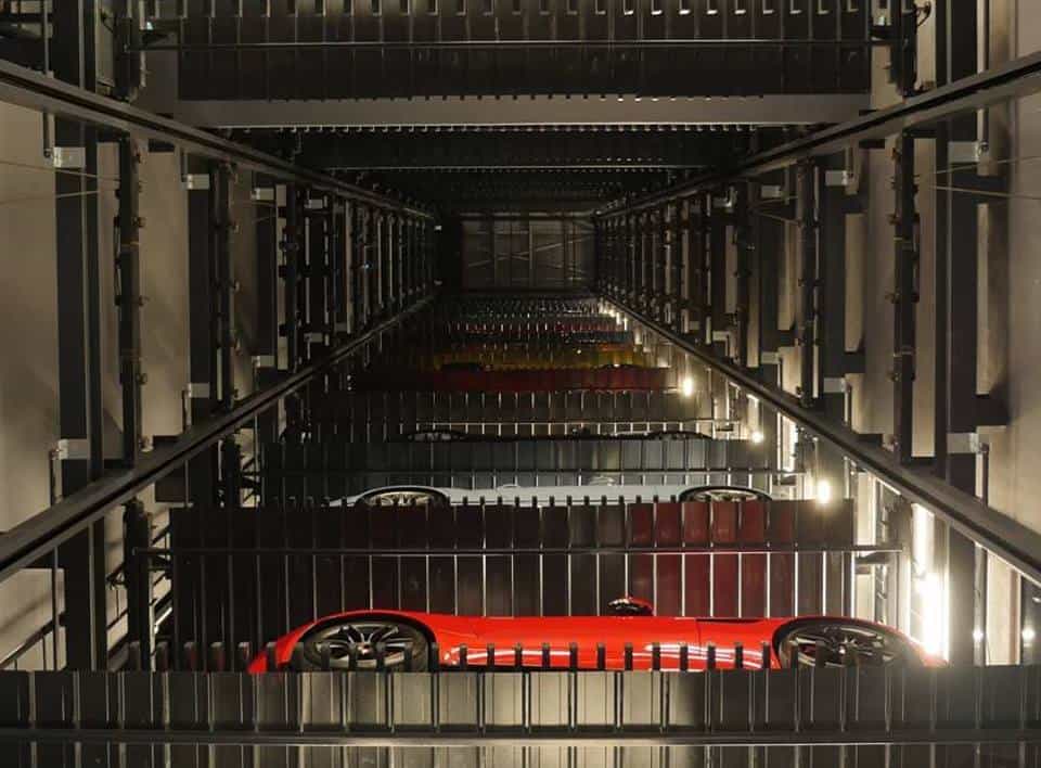 Singapur cuenta con la más grande máquina expendedora de ¡superautos! en el mundo
