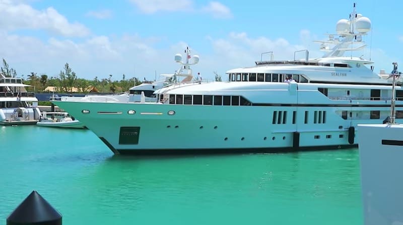 Vea al lujoso mega yate Sealyon atracar en un puerto de las Bahamas