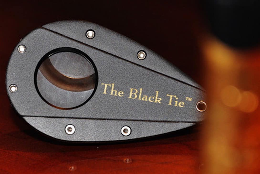 The Black Tie: Exclusivo set de puros hechos con Bourbon y envueltos con ORO 24K