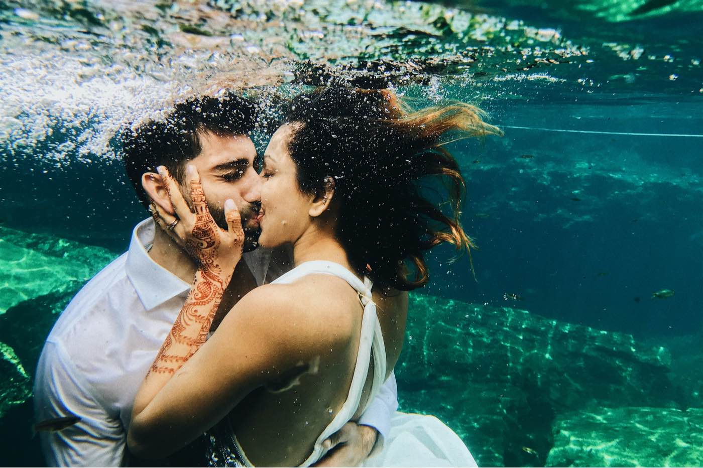 Hermosa pareja besos bajo el agua