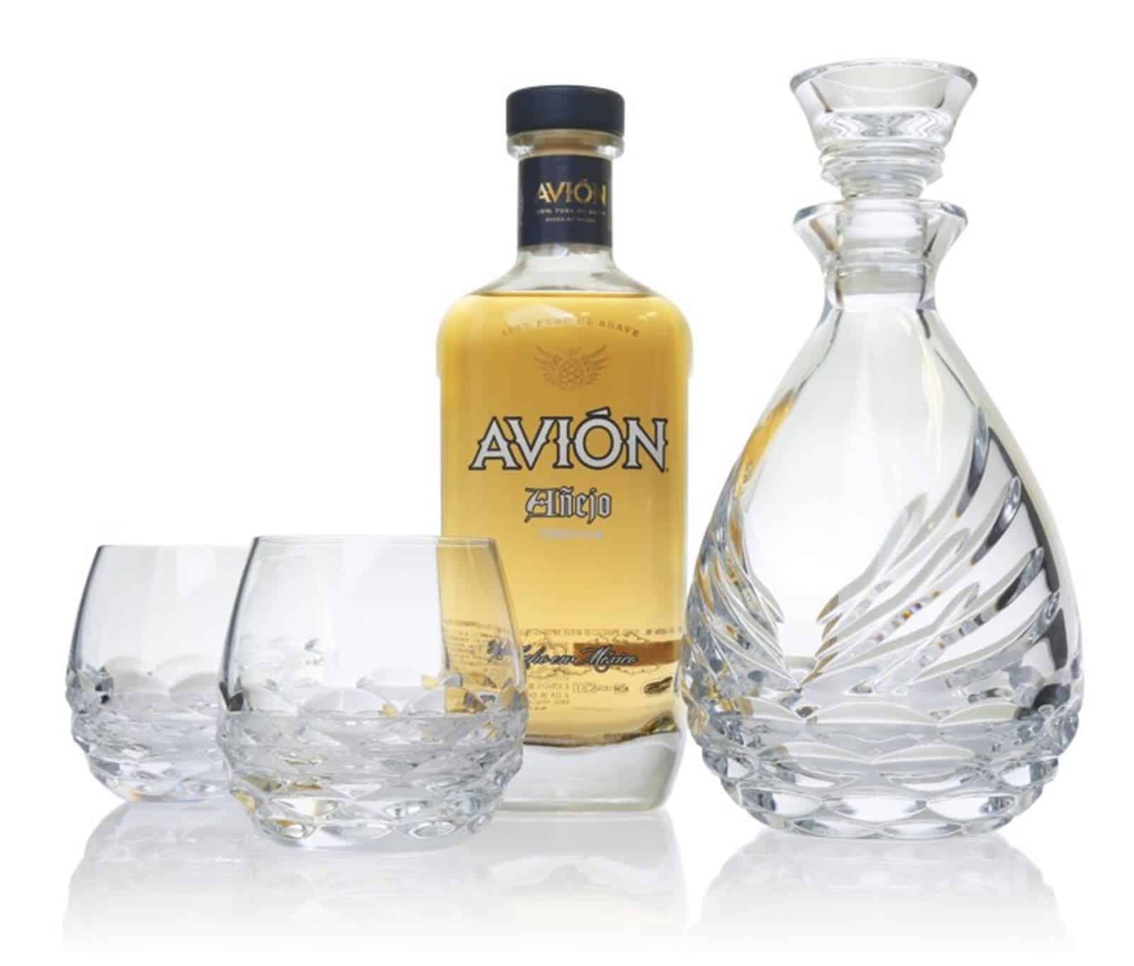 El tequila Avión y Waterford se asocian para lanzar “Avión Collection” — un set de lujosas garrafas de cristal