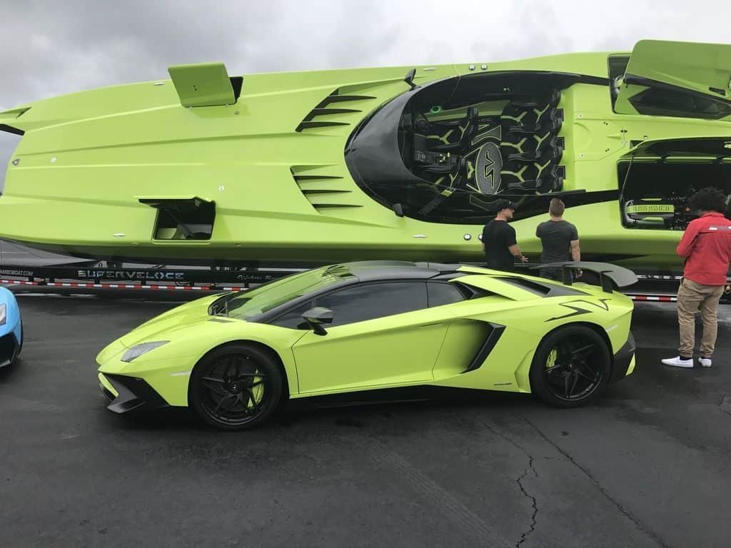 ¡El paquete único! Un Lamborghini Aventador SV y un catamarán “LamBoat” a juego por $2.2 millones