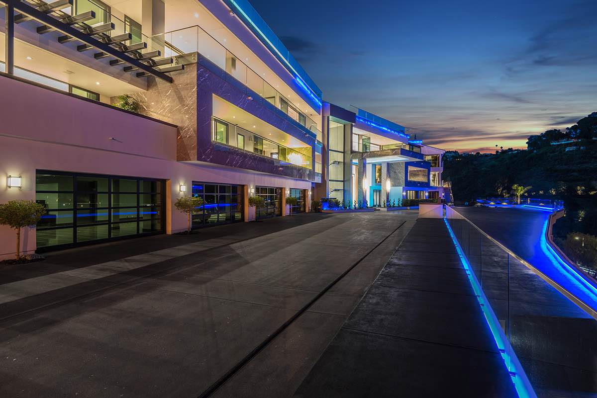 Esta impresionante mansión de Bel Air - en venta por $100 MILLONES - es el paraíso de fiestas para mega ricos