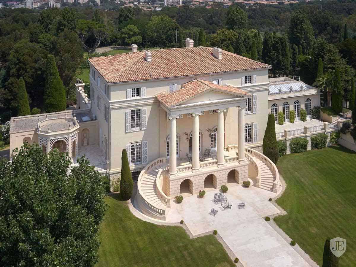 !Conozca la mega mansión más exclusiva de la Riviera Francesa! Este opulento castillo está a la venta, precio bajo petición