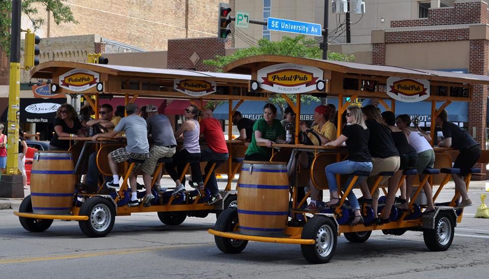 Pedal Pub: Divertido bar sobre ruedas para 17 personas | Último accesorio para fiestas locales