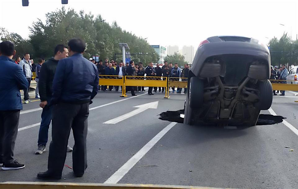 “Sinkhole” se traga un Rolls Royce Phantom de $560.000 en una calle de China