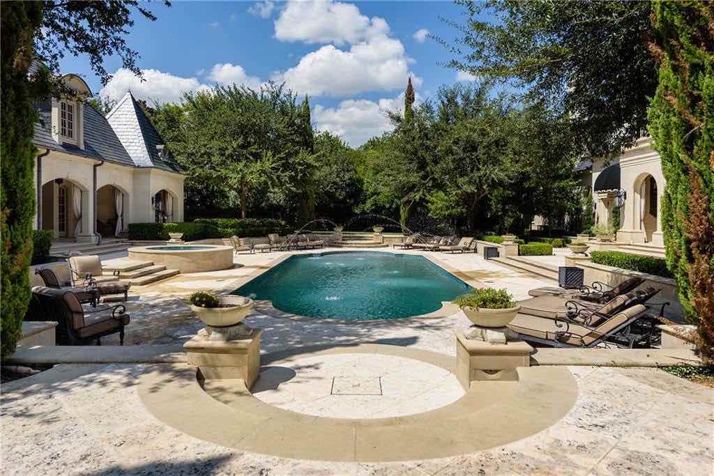 Esta mega mansión de Dallas, con su propio parque acuático, sale a la venta por $28 millones